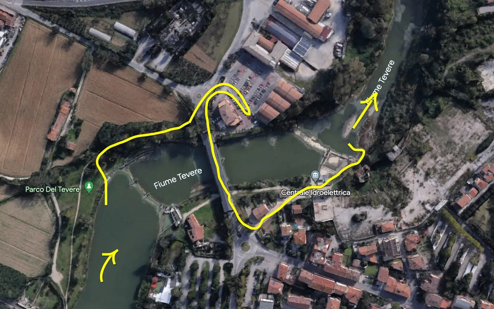<strong>Umtragen beim Damm von Ponte San Giovanni.</strong> Links austragen: direkt am Fluss liegt ein Lidl, gut zum Auffüllen des Proviants.