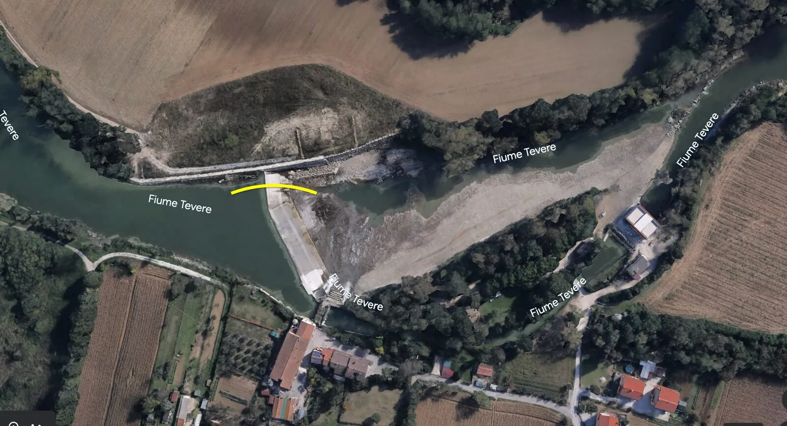 <strong>Damm von Villa Pitignano.</strong> Bei niedrigem Wasserstand lässt sich das Kanu über die Dammkante heben, das erspart langes Umtragen.